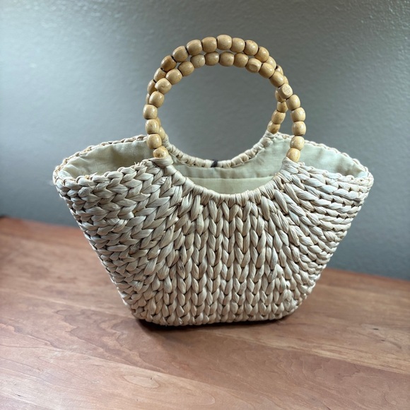 Straw Triangular Tote with Circle Bead Handle, Cinch Closure, EUC - Picture 2 of 16